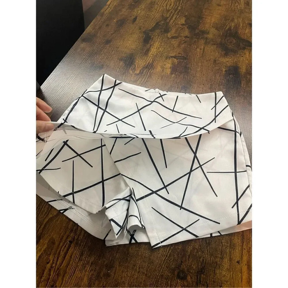 Geometric Printed High Waist Shorts   Size S - Picture 9 of 15